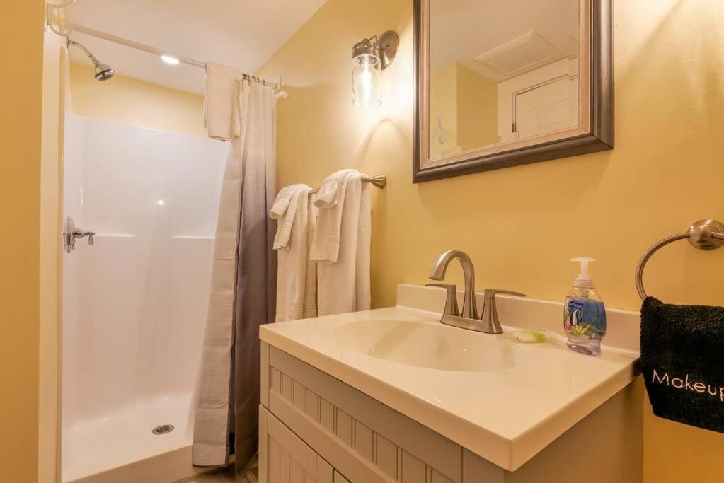 2Br Apt W/ 3 Min Walk To Downtown Swh - Low Tide Саутуэст-Харбор Экстерьер фото